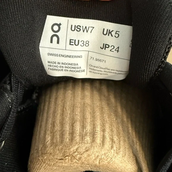 New!! On Running Cloudflyer 4 Black and White Shoes - Picture 8 of 9